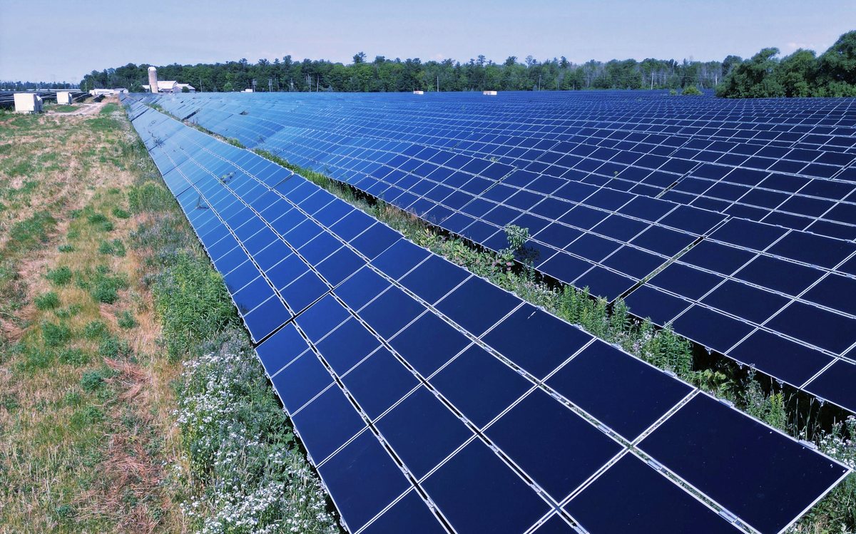 Usina de placas solares em campo aberto